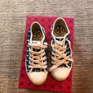 Tennis shoes